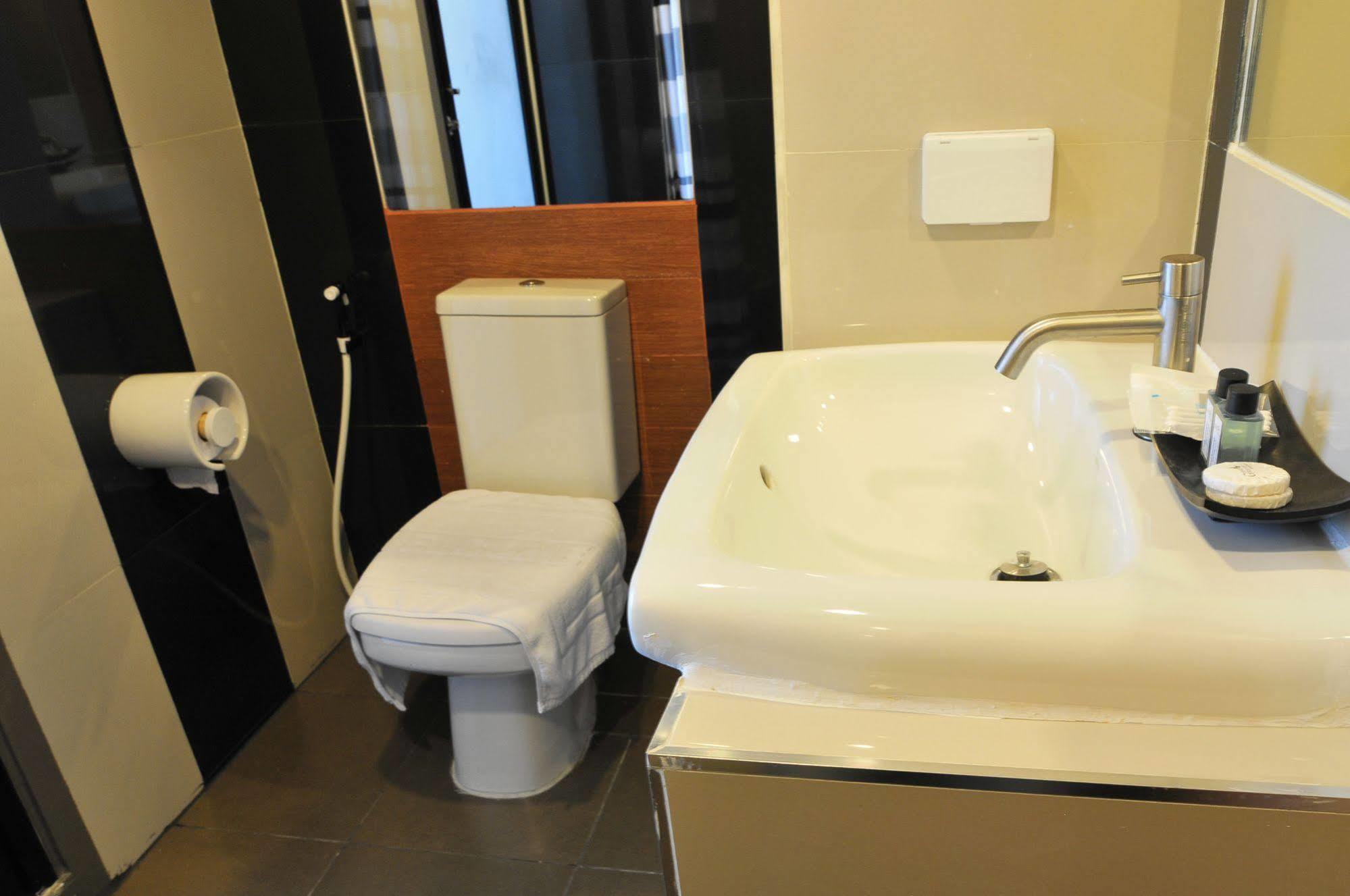Grand Marina Residence Hotel Ban Laem Chabang Exteriör bild