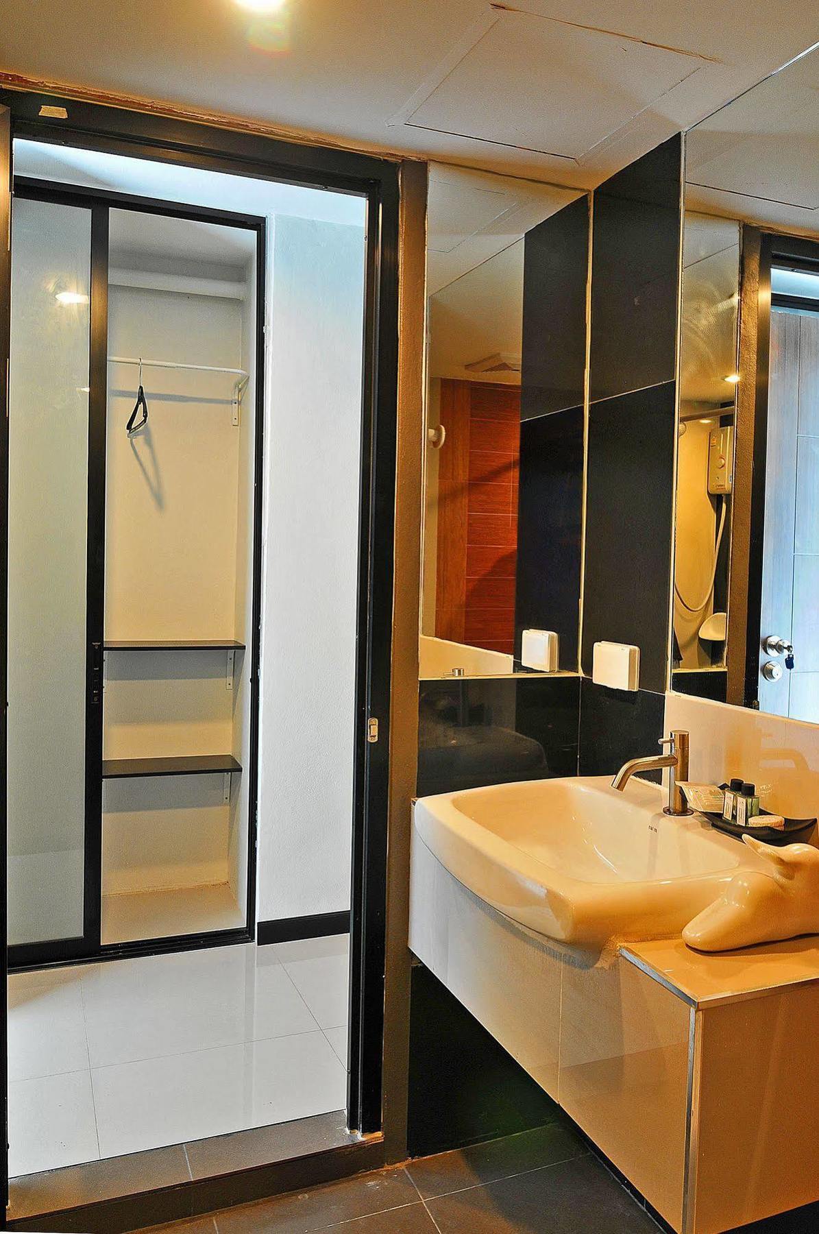 Grand Marina Residence Hotel Ban Laem Chabang Exteriör bild
